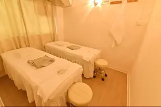 SHO MOKU SPA 尚沐 旺角 – 雙人按摩房，柔和燈光與潔白床品